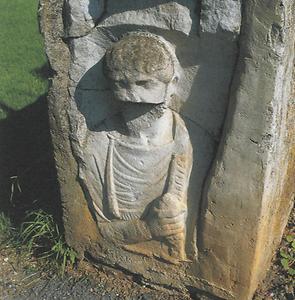 Außenmauer der Pucher Pfarrkirche: Hält der in ein keltisches Gewand gekleidete Jüngling einen Apfel in der Hand?, © Hilde und Willi Senft