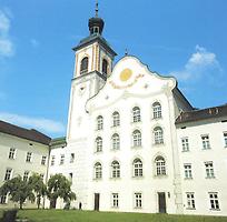 Hinter dem eher schlichten Äußeren der Stiftskirche Fiecht findet sich ein kostbarer, spätbarocker Innenraum.