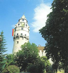 Hall: Blick auf den 'Münzerturm' mit seinem runden Unterbau aus Bruchsteinen, der innen und außen mit Ziegeln aufgebaut ist. Besondere Beachtung verdient der zwölfeckige, gotische Oberbau. Das Münzertor ist das letzte erhaltene Stadttor mit den Wappenreliefs von Tirol und Österreich.