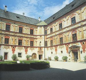 Blick in den reich verzierten Renaissance-Innenhof von Schloss Tratzberg, das zweifelsohne zu den bedeutendsten Kunst- und Kulturdenkmälern des Landes Tirol gehört.