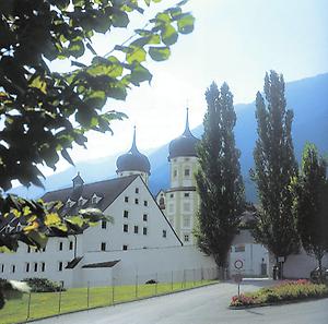 In der Zeit des Nationalsozialismus aufgelöst, erlebte Stift Stamsnach Kriegsende einen Neubeginn. 1984 erhob Papst Johannes Paul II. die Stamser Stiftskirche in den Rang einer Jasilica minor', ein Jahr später erfolgte die Verleihung des Preises ..Europa Nostra' für die mustergültige Renovierung der Stiftskirche.