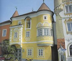 Zahlreiche aus dem 17. Jahrhundert stammende Bürgerhäuser mit herrlichen Fassaden prägen das Ortsbild von Mauthausen.