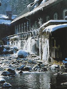 Im Winter erscheint das altehrwürdige Sensenwerk Schröckenfux in Roßleithen besonders romantisch.