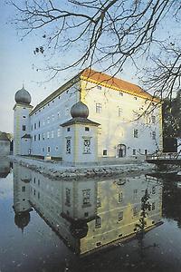 Die erste Türkenbelagerung (1529) überstand die schwer befestigte Wasserburg Kottingbrun bei Baden noch, 1638 aber wurde die Burg von den Türken verwüstet. Die Grafen Lamberg bauten das Schloss in seiner heutigen Form als Jagdschloss wieder auf.