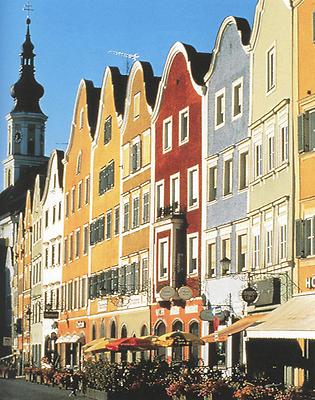 Blick auf die 'Silberzeile', die spätbarocke Altstadt von Schärding.
