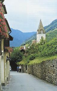 Das idyllische Spitz a.d. Donau mit dem spätgotischen Kirchturm.