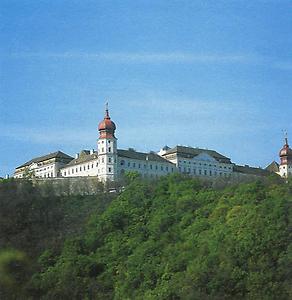 Das Göttweiger Stiftsgebäude wurde nach Plänen von Johann von Hildebrandt (1668-1745), des bedeutendsten Baumeisters des Barocks in Österreich, errichtet. Nach der Regel des hl. Bendeikt von nursia leben derzeit in Göttweig 60 Mönche. Gemeinsames Gebet und der Gottesdienst prägen ihren Alltag ebenso wie die vielen Aufgaben in rund 40 Pfarren der Diözesen Wien und St. Pölten.