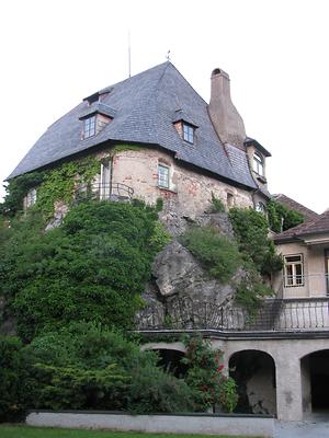 'Haus auf dem Stein' in Melk: Der ehemalige Turm aus dem 15. Jahrhundert ist mittlerweile ein Wohnhaus mit Blick auf das Stift. Der bekannte Melker Künstler Walter Prinzl (1891-1927) hatte sich im Übrigen hier sein Atelier eingerichtet.