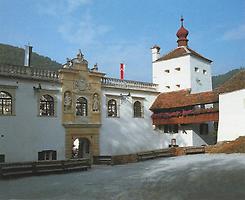 Blick in einen Innenhof von Burg Herberstein, deren ältesten Teile bis in die Zeit um das Jahr 1300 zurückreichen.