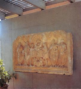 Römisches Prunksitzrelief (sella curulis) aus der Samlmung in Bad Waltersdorf: In der römischen Antike wurde hiermit der Armsessel oder Thron eines hohen Würdenträgers bezeichnet.