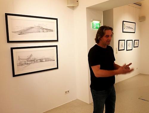 Joachim Karner in seiner Ausstellung. (Foto: Martin Krusche)