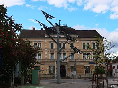 Im Zentrum Gleisdorfs: der Solarbaum von Hartmut Skerbisch. (Foto: Martin Krusche)
