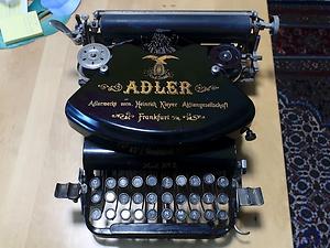 Auf dieser Schreibmaschine finden sie noch ein Stück früher Werksgeschichte notiert.