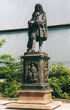 Leibniz Statue
