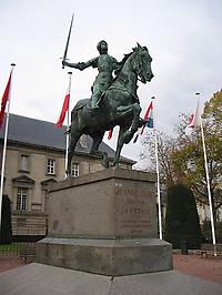 450px-Joan_of_Arc,_Place_du_Parvis,_Reims(1).jpg