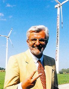 F.J. Hartlauer vor dem Windkraftwerk in Vösendorf
