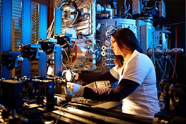 Forschungsgruppe Laserproduktionstechnik: Justieren der Laserspiegel für eine Beschichtungsanlage