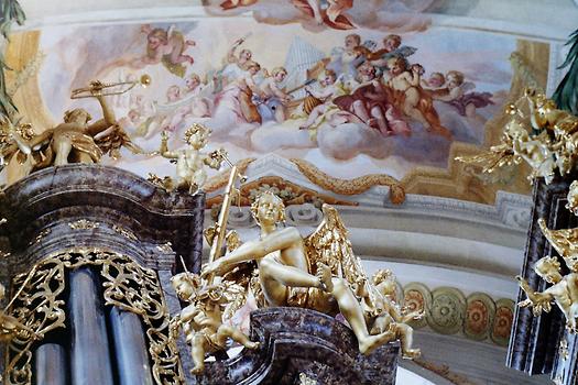 Detail des mit vergoldeten Figuren ausgestatteten Orgelprospektes von Gottfried Sonnholz. Darüber Fresko mit einem himmlischen Orchester - Foto: Ernst Zentner (August 1988)