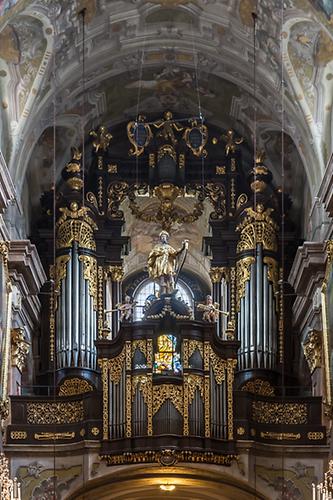 Orgel des Domes zu St. Pölten. Der barocke Prospekt stammte von Johann Ignaz Egedacher, 1722. Auf dem Rückpositiv die Statue des musikfreudigen König Davids (Harfe). Die heutige Orgel wurde von Metzler Orgelbau aus der Schweiz angefertigt, 1973