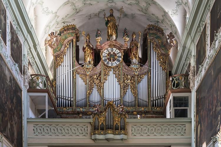 Stiftskirche St. Peter zu Salzburg. Orgel, erbaut von den Salzburger Orgelbauer Hans Mertel (1873-1937) und Max Dreher (1886-1967), 1918; Orgelprospekt 1918-2018 - Foto: Uoaei1, Wikimedia Commons - Gemeinfrei