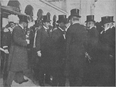 Roosevelt (mitte) besucht die (noch nicht eröffnete) berühmte Erste Internationale Jagdausstellung in Wien