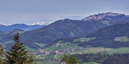 Blick vom Sattelwegkreuz nach Fladnitz a.d.T., zur Roten Wand und zum schneebedeckten Eisenerzer Reichenstein