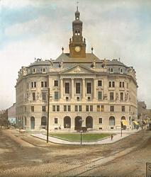 Das Rathaus von Floridsdorf. Am Spitz. Wien. Handkoloriertes Glasdiapositiv um 1910