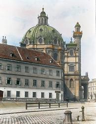Die Karlskirche an der Südseite des Karlsplatzes im Bezirk Wieden. Wien IV. Handkoloriertes Glasdiapositiv. Um 1900.