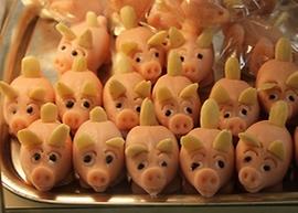 Neujahrsschweinchen aus Marzipan. Foto: Doris Wolf