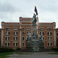 Foto: Doris Wolf, 2010; Rossauer Kaserne mit Deutschmeisterdenkmal