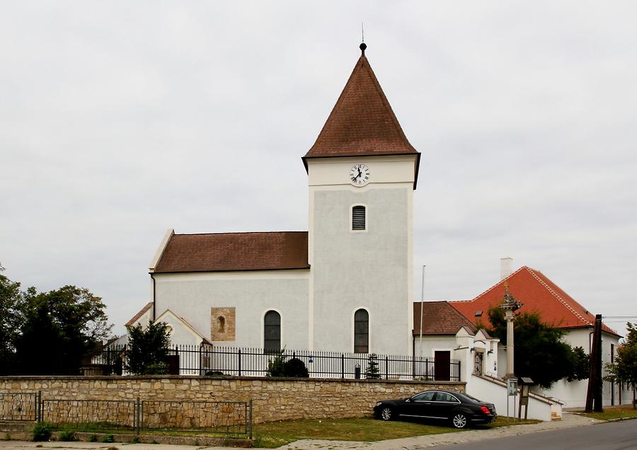 Die katholische Pfarrkirche hl. Jakobus d. Ä. in der burgenländischen Gemeinde Gols