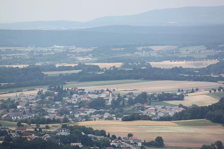 Ort Kobersdorf, vom Museumsturm Schwarzenbach aus, links hinten Evang. Pfarrkirche A.B., rechts mittig Kath. Pfarrkirche, links vorne Schloss Kobersdorf