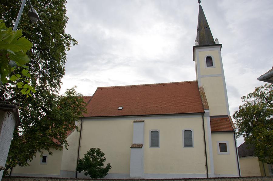 Kath. Pfarrkirche Hl. Dreifaltigkeit und ehem. Friedhof