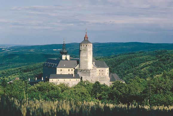 Burg Forchtenstein im Rosaliagebirge im Sommer