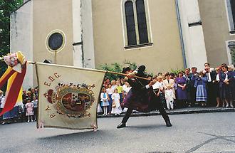 Fahnenschwingen