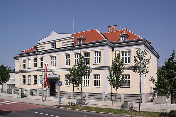 Denkmalgeschützte Volksschule in Rohrbach bei Mattersburg