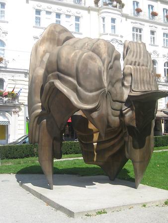 Makartplatz - Steinskulptur Caldera von Anthony Cragg 2008