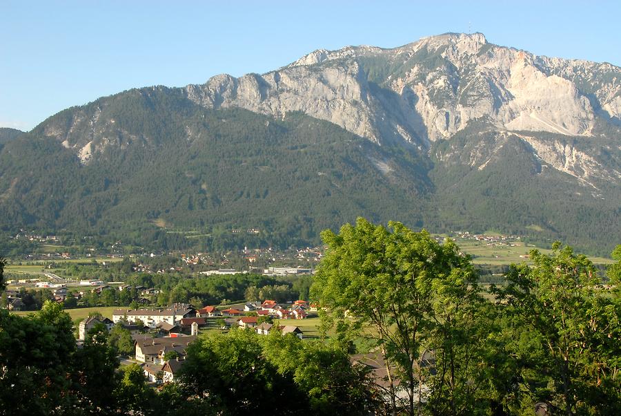 Nötsch mit Dobratsch im Hintergrund