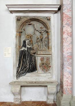 Relief an der rechten Kirchenwand (Epitaph der Äbtissin Afra von Staudach.)