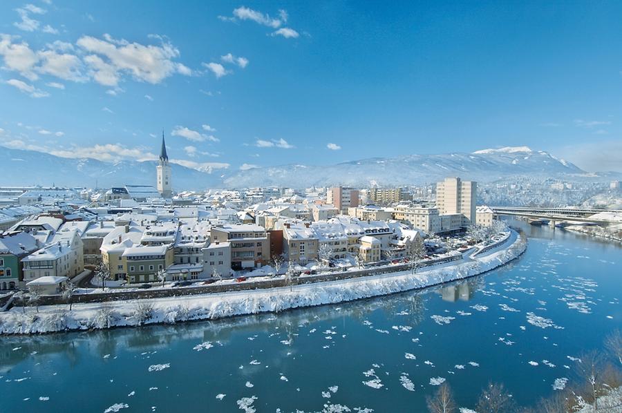 Stadtansicht Villach mit Dobratsch