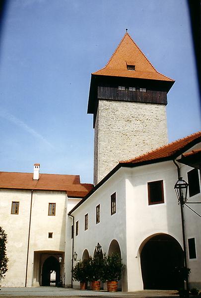 Schloss Ulmerfeld Hof.jpg