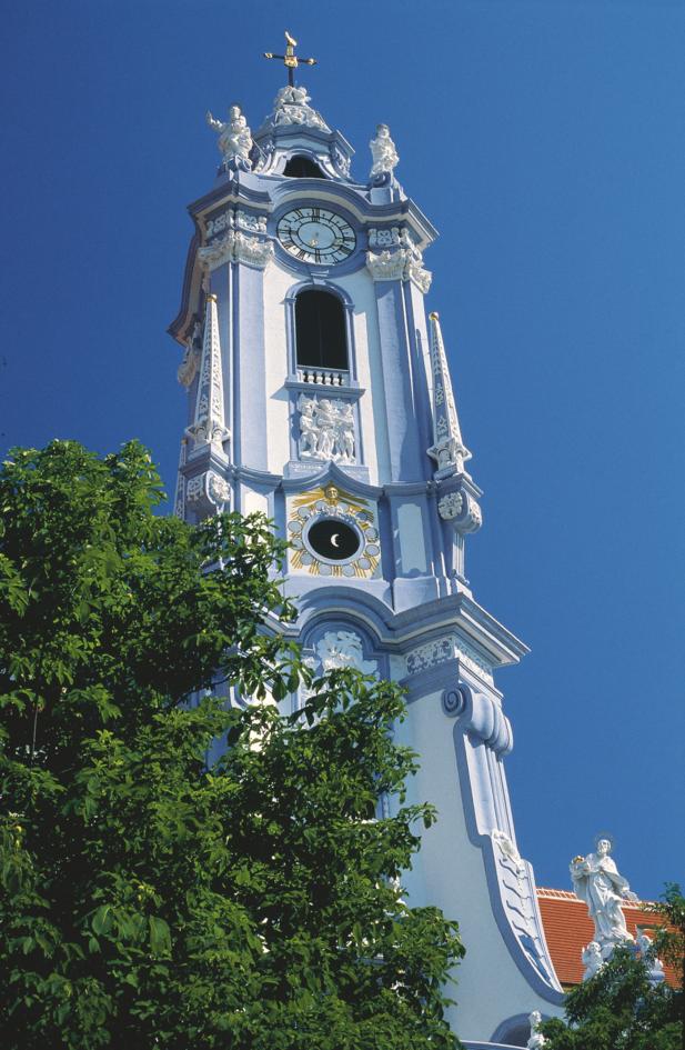 Kirchturm der ehem Stiftskirche