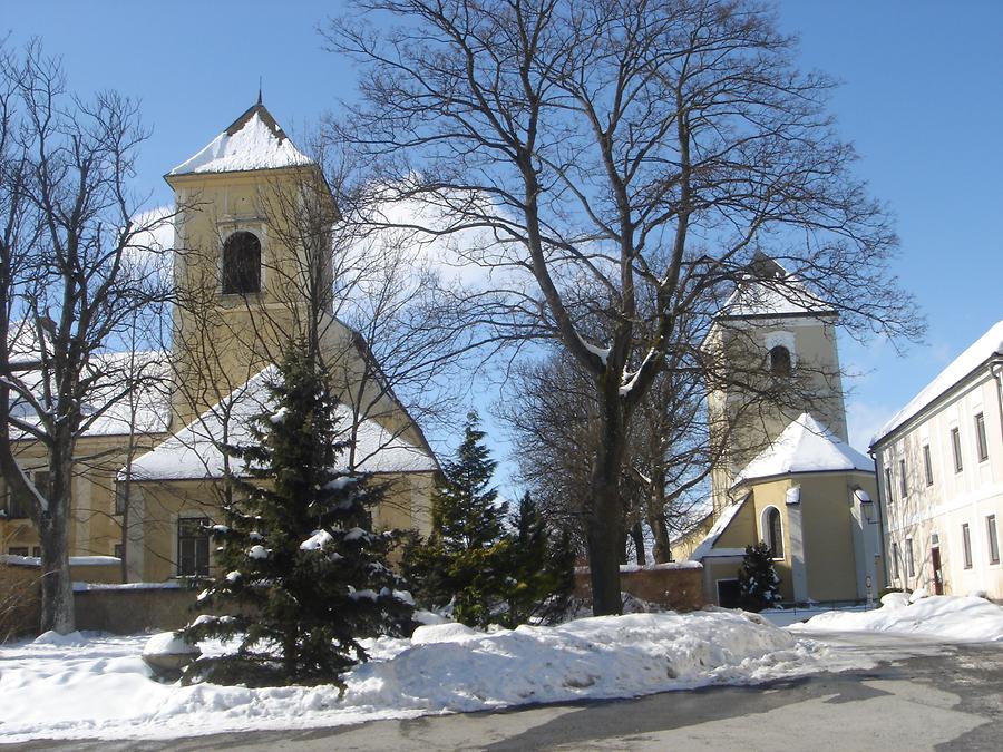 Burg und Kirche an einem Wintertag, Foto: Epiktetos. Aus: WikiCommons 