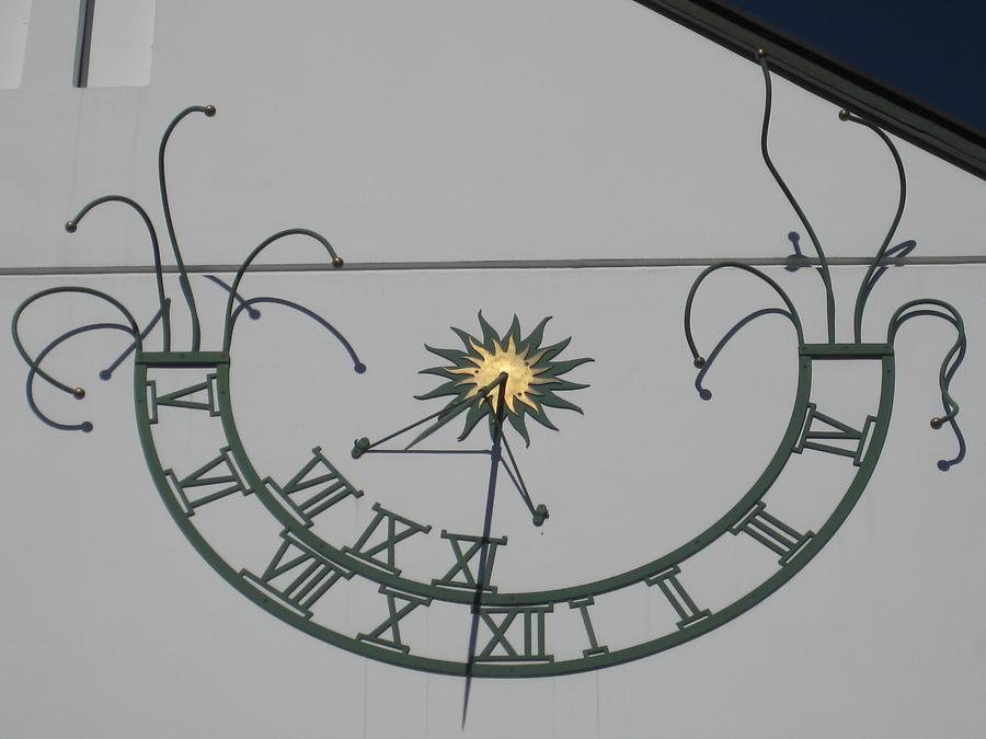 Sonnenuhr Raiffeisenbank