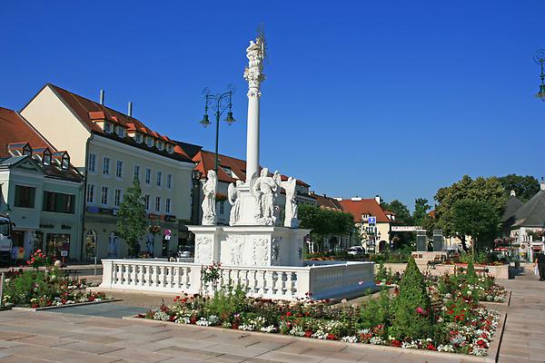 Dreifaltigkeitssäule am Hauptplatz.jpg