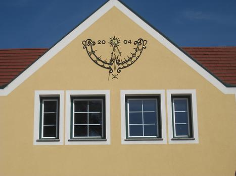 Haus vor Zufahrt zu Schloss Walpersdorf