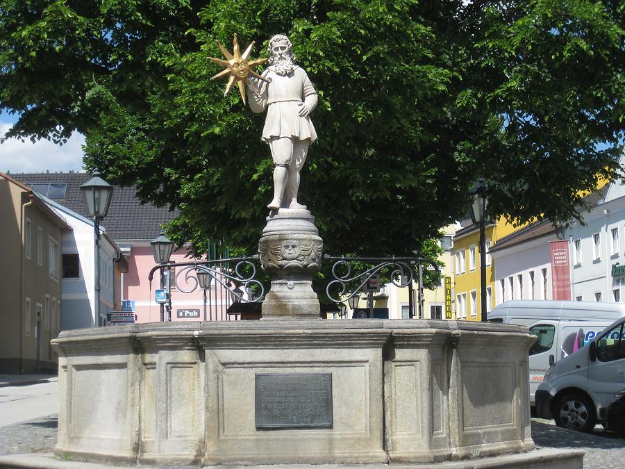 Marktbrunnen mit Abt Martin Greysing mit der Sonne