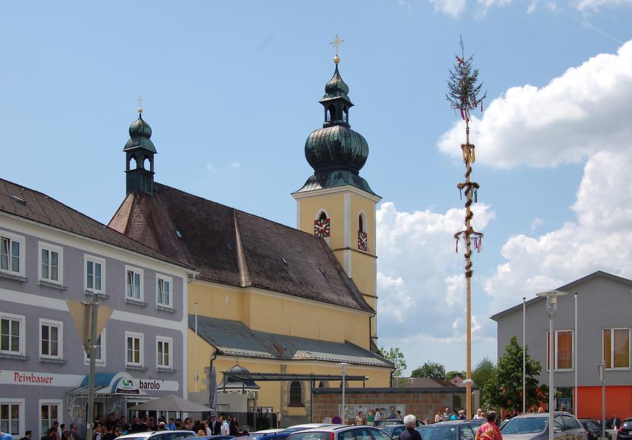 Marktplatz mit Pfarrkirche