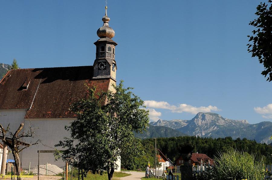 Kirche St. Agatha - Bad Goisern / Im Hintergrund der Krippenstein