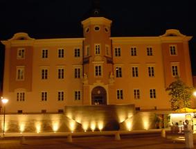 Gerichtsmauern bei Nacht